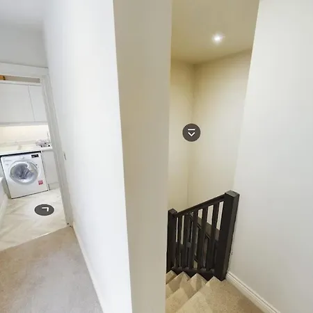 Luxury 2-bedroom Penthouse With Stunning Views And Parking - Leeds Centre Apartment *