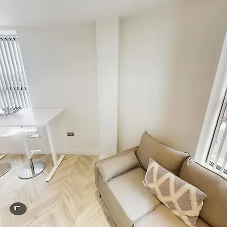 Luxury 2-bedroom Penthouse With Stunning Views And Parking - Leeds Centre *