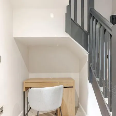 Luxury 2-bedroom Penthouse With Stunning Views And Parking - Centre