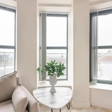 Luxury 2-bedroom Penthouse With Stunning Views And Parking - Centre *
