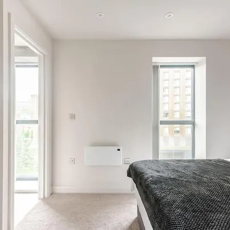 Luxury 2-bedroom Penthouse With Stunning Views And Parking - Leeds Centre Apartment