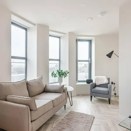 Luxury 2-bedroom Penthouse With Stunning Views And Parking - Centre