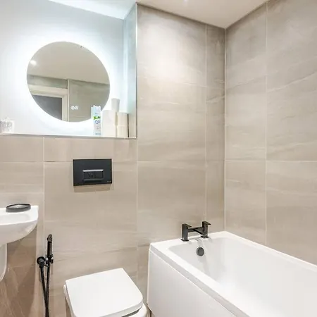 Luxury 2-bedroom Penthouse With Stunning Views And Parking - Centre *