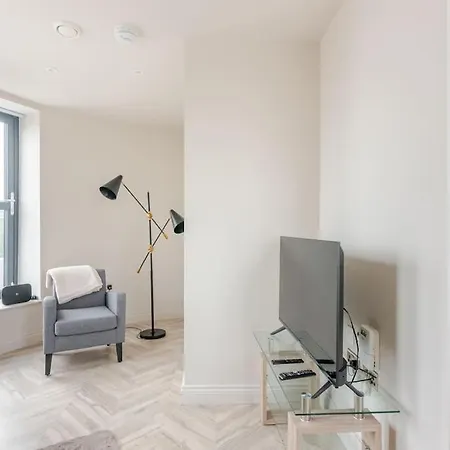 Luxury 2-bedroom Penthouse With Stunning Views And Parking - Centre Apartament *
