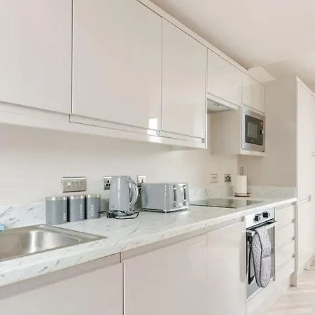 Apartment Luxury 2-bedroom Penthouse With Stunning Views And Parking - Centre