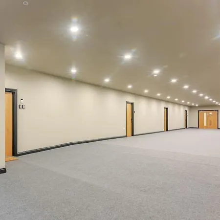 Luxury 2-bedroom Penthouse With Stunning Views And Parking - Leeds Centre Apartment *