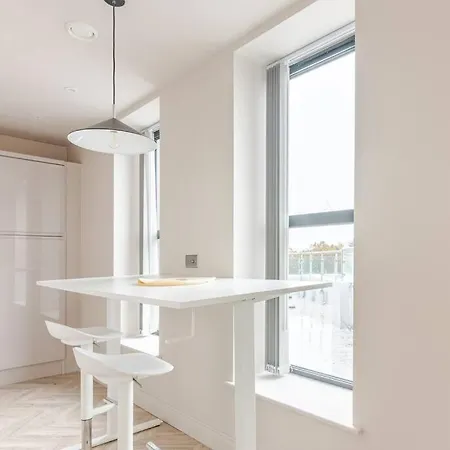 Luxury 2-bedroom Penthouse With Stunning Views And Parking - Centre * לידס