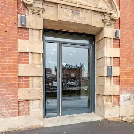 Luxury 2-bedroom Penthouse With Stunning Views And Parking - Centre