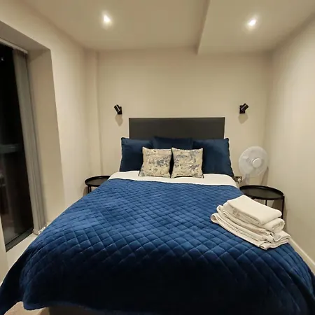 Luxury 2-bedroom Penthouse With Stunning Views And Parking - Centre Apartament