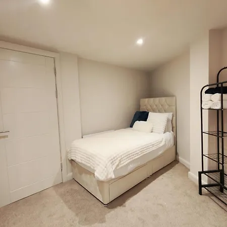 Апартаменты Luxury 2-bedroom Penthouse With Stunning Views And Parking - Centre Лидс