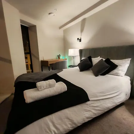 Luxury 2-bedroom Penthouse With Stunning Views And Parking - Centre Apartament