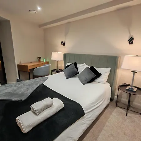Luxury 2-bedroom Penthouse With Stunning Views And Parking - Centre Apartament *