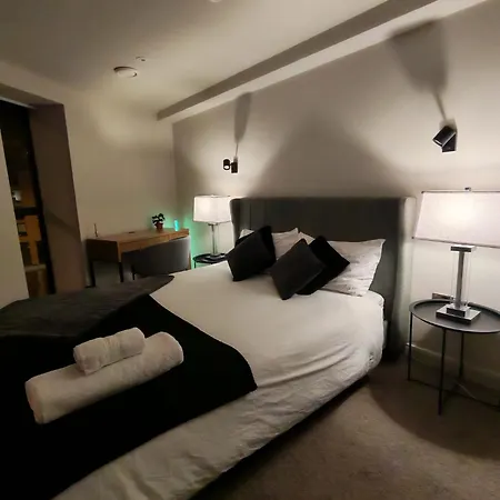 Luxury 2-bedroom Penthouse With Stunning Views And Parking - Centre Apartament *
