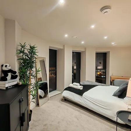 Апартаменты Luxury 2-bedroom Penthouse With Stunning Views And Parking - Centre *