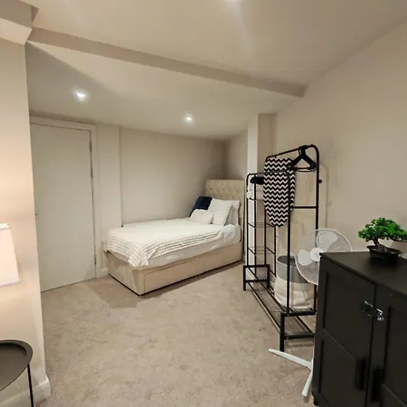 Luxury 2-bedroom Penthouse With Stunning Views And Parking - Centre *