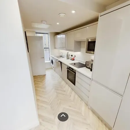 Luxury 2-bedroom Penthouse With Stunning Views And Parking - Centre