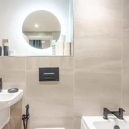 Luxury 2-bedroom Penthouse With Stunning Views And Parking - Centre Apartament