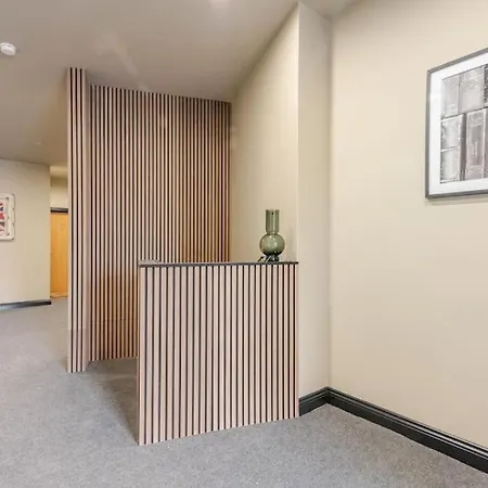 Luxury 2-bedroom Penthouse With Stunning Views And Parking - Centre Апартаменты *