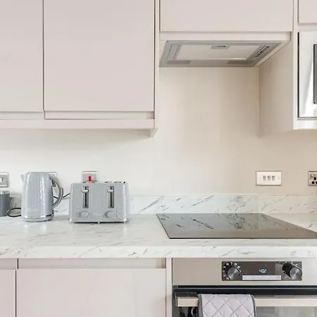 Апартаменты Luxury 2-bedroom Penthouse With Stunning Views And Parking - Centre