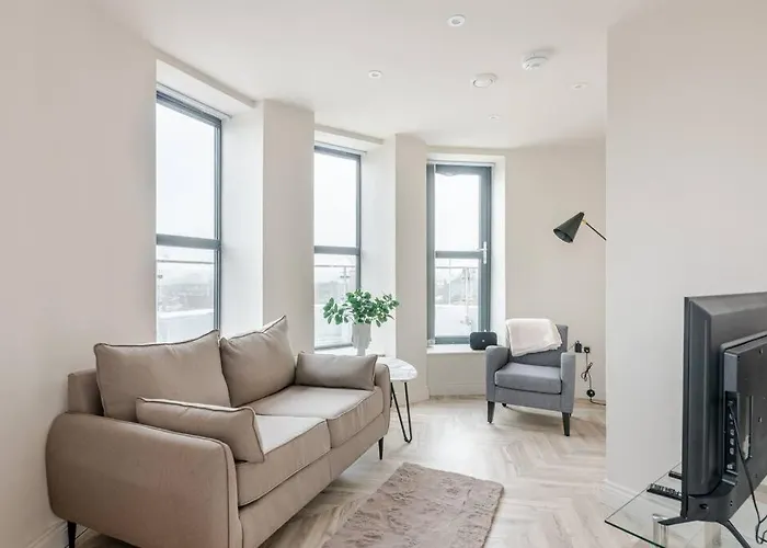 Luxury 2-bedroom Penthouse With Stunning Views And Parking - Centre