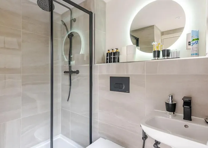 Luxury 2-bedroom Penthouse With Stunning Views And Parking - Centre アパート リーズ