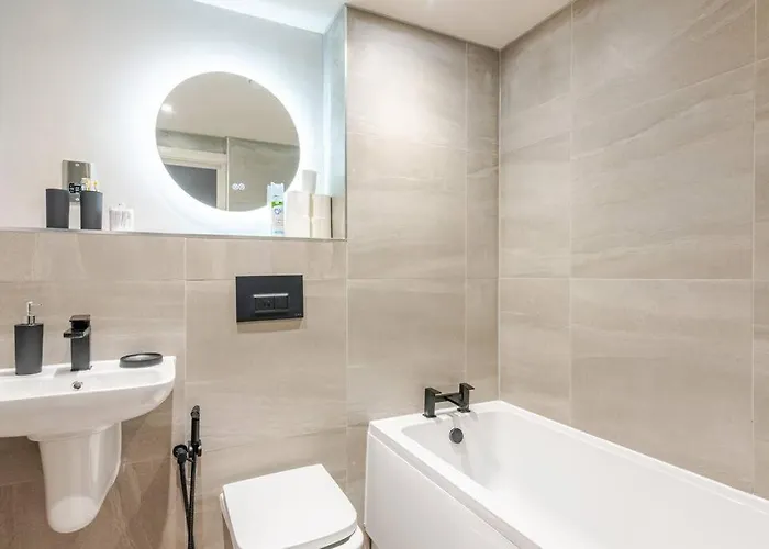 Luxury 2-bedroom Penthouse With Stunning Views And Parking - Centre *