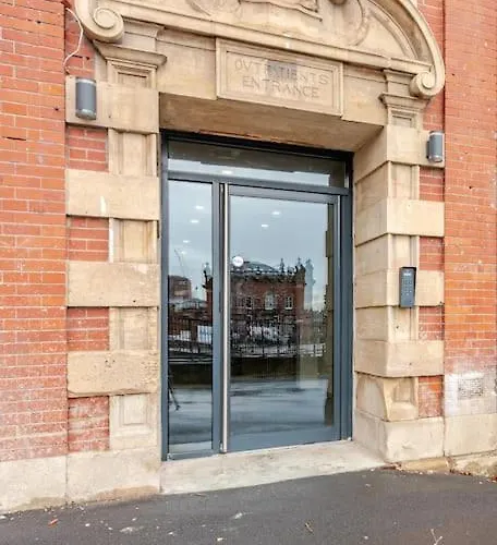 Luxury 2-bedroom Penthouse With Stunning Views And Parking - Centre