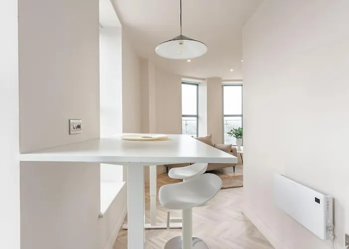 Luxury 2-bedroom Penthouse With Stunning Views And Parking - Centre アパート リーズ