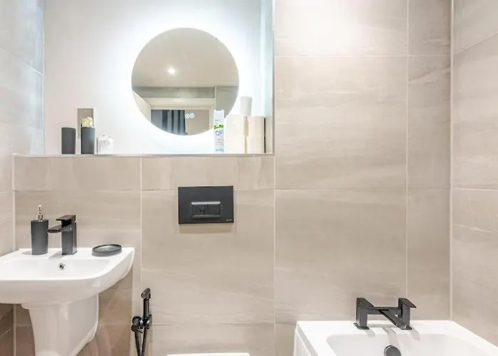 Luxury 2-bedroom Penthouse With Stunning Views And Parking - Centre Apartamento