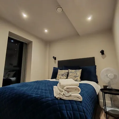 Luxury 2-bedroom Penthouse With Stunning Views And Parking - Centre *