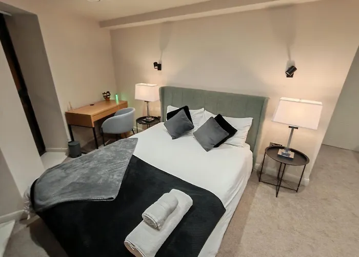 Apartment Luxury 2-bedroom Penthouse With Stunning Views And Parking - Centre *