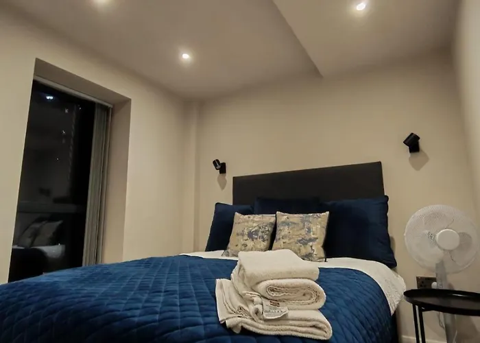 Luxury 2-bedroom Penthouse With Stunning Views And Parking - Centre *