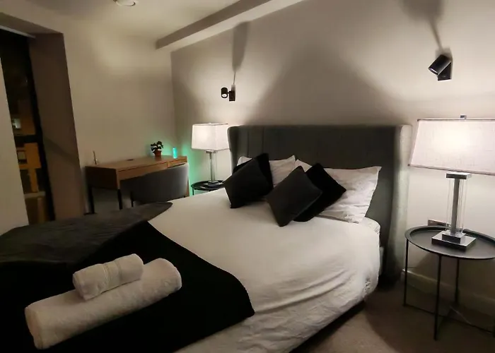 Luxury 2-bedroom Penthouse With Stunning Views And Parking - Centre Apartment *