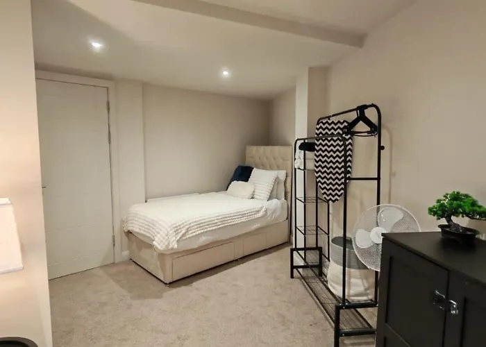 Luxury 2-bedroom Penthouse With Stunning Views And Parking - Centre *