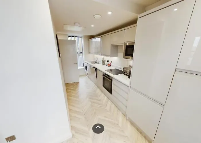 Luxury 2-bedroom Penthouse With Stunning Views And Parking - Centre