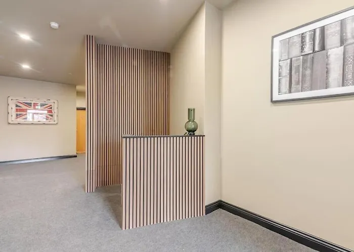 Luxury 2-bedroom Penthouse With Stunning Views And Parking - Centre Apartment *